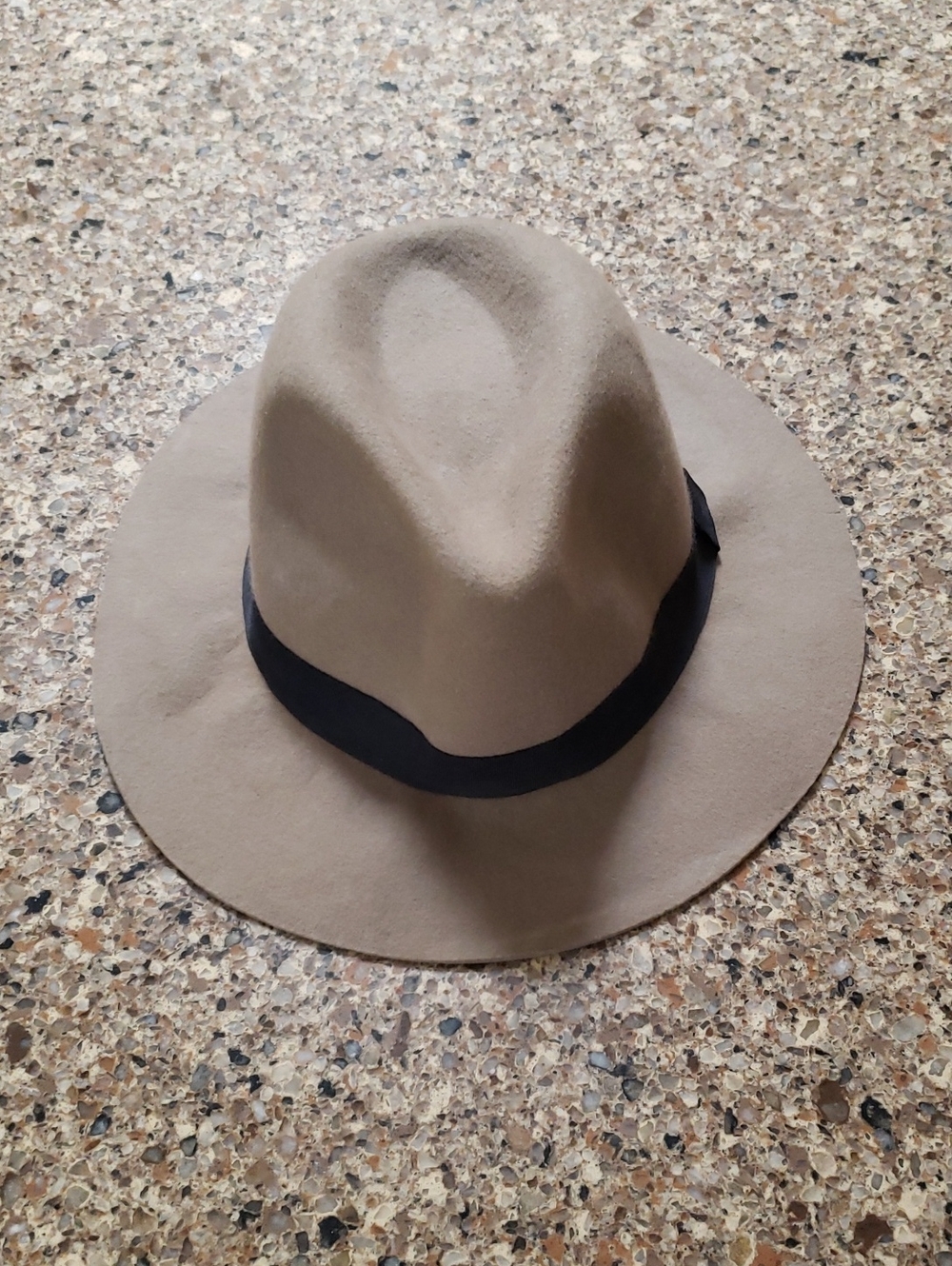 Classic Tan Wide-Brim Fedora Hat with Black Band